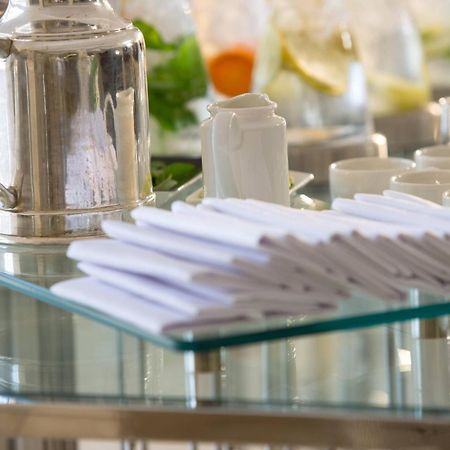 ルネッサンス カイロ ミラージュ シティ ホテル エクステリア 写真 Napkins at a buffet