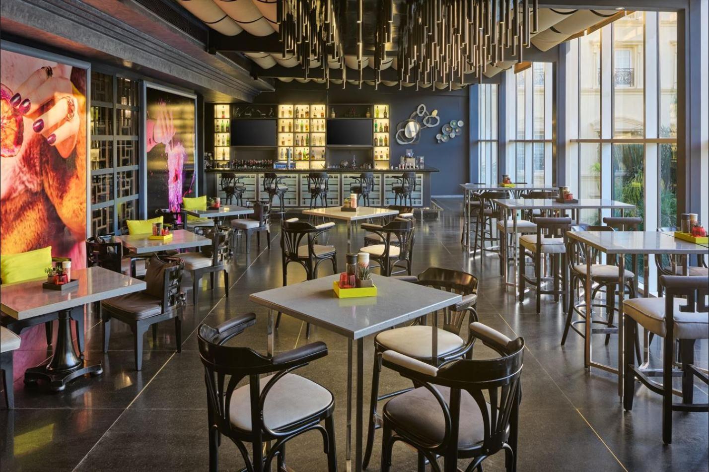 ルネッサンス カイロ ミラージュ シティ ホテル エクステリア 写真 The interior of the bar