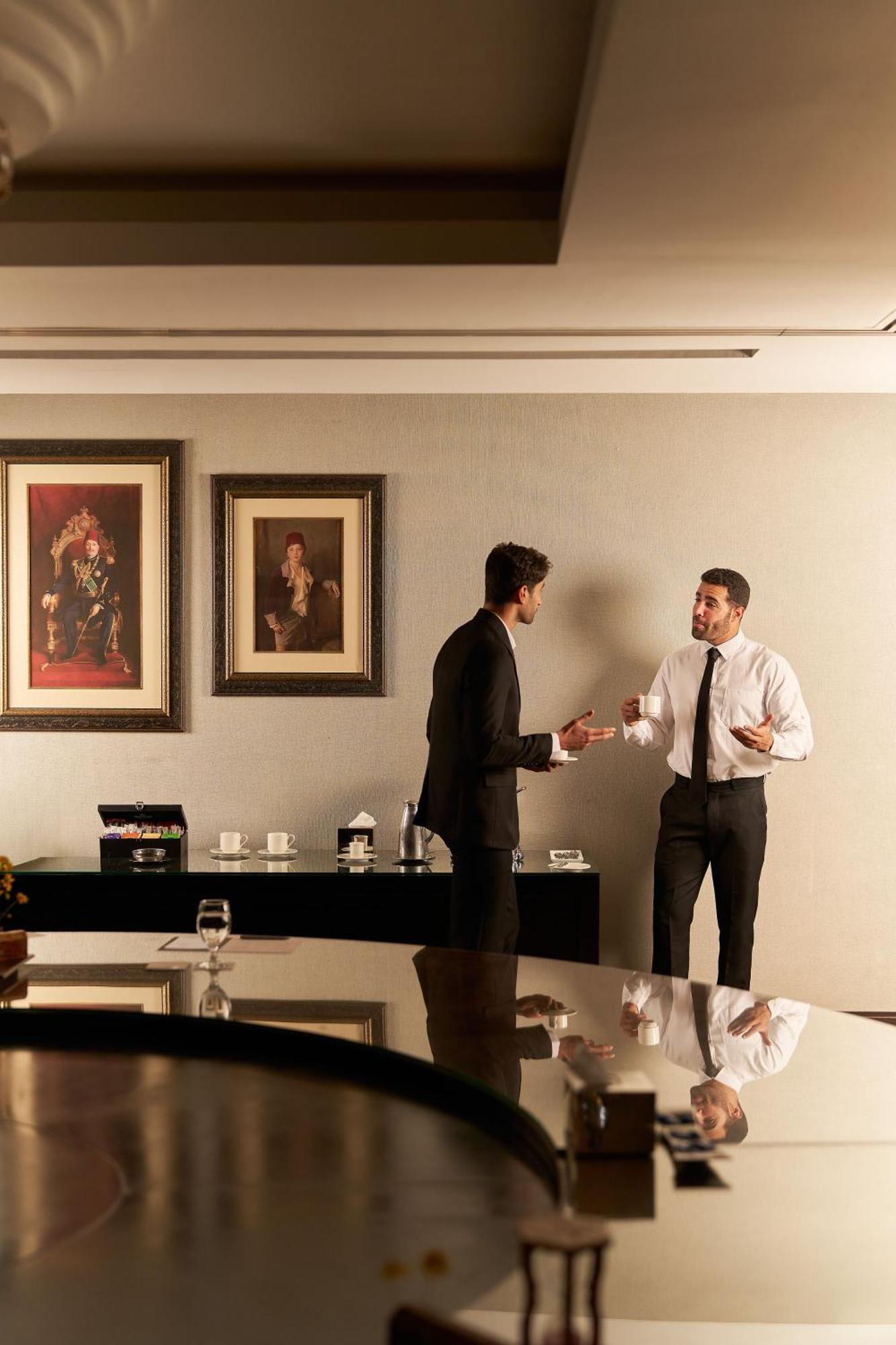 ルネッサンス カイロ ミラージュ シティ ホテル エクステリア 写真 A butler serving tea