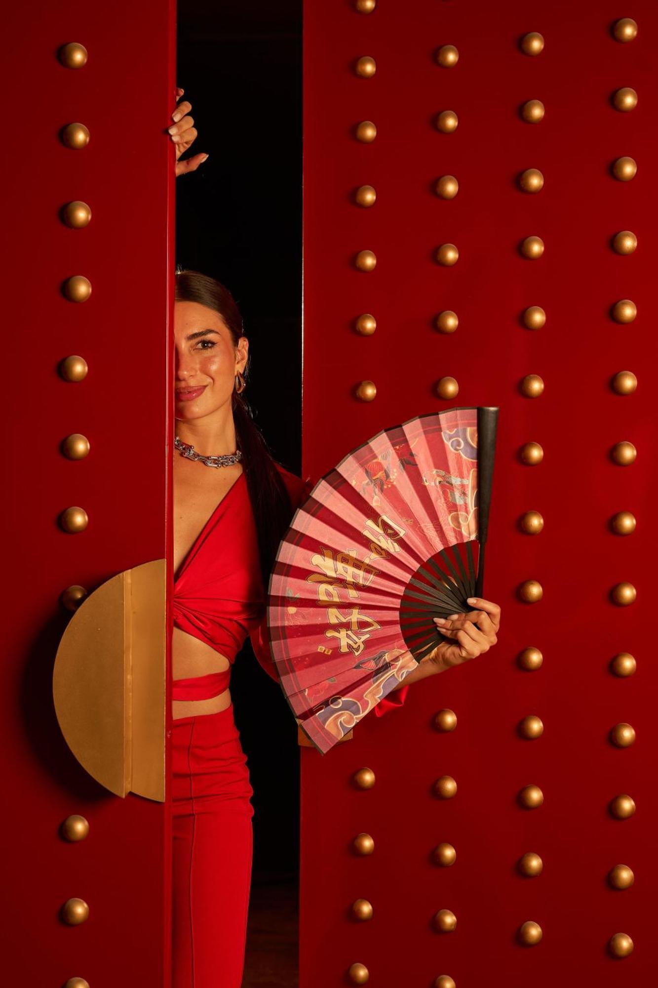 ルネッサンス カイロ ミラージュ シティ ホテル エクステリア 写真 A woman holding a hand fan
