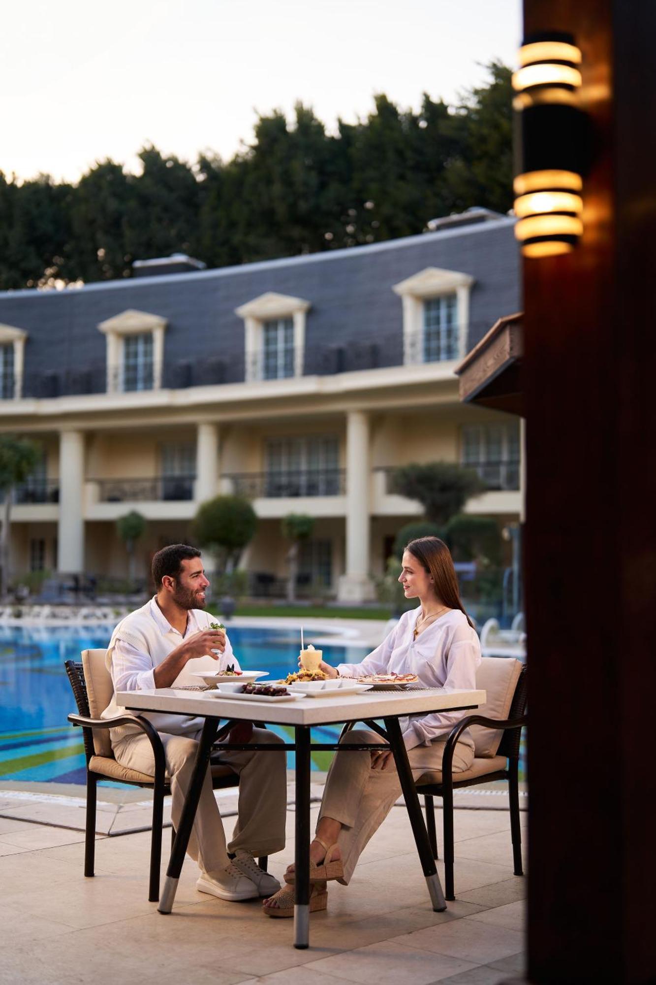 ルネッサンス カイロ ミラージュ シティ ホテル エクステリア 写真 The hotel's restaurant