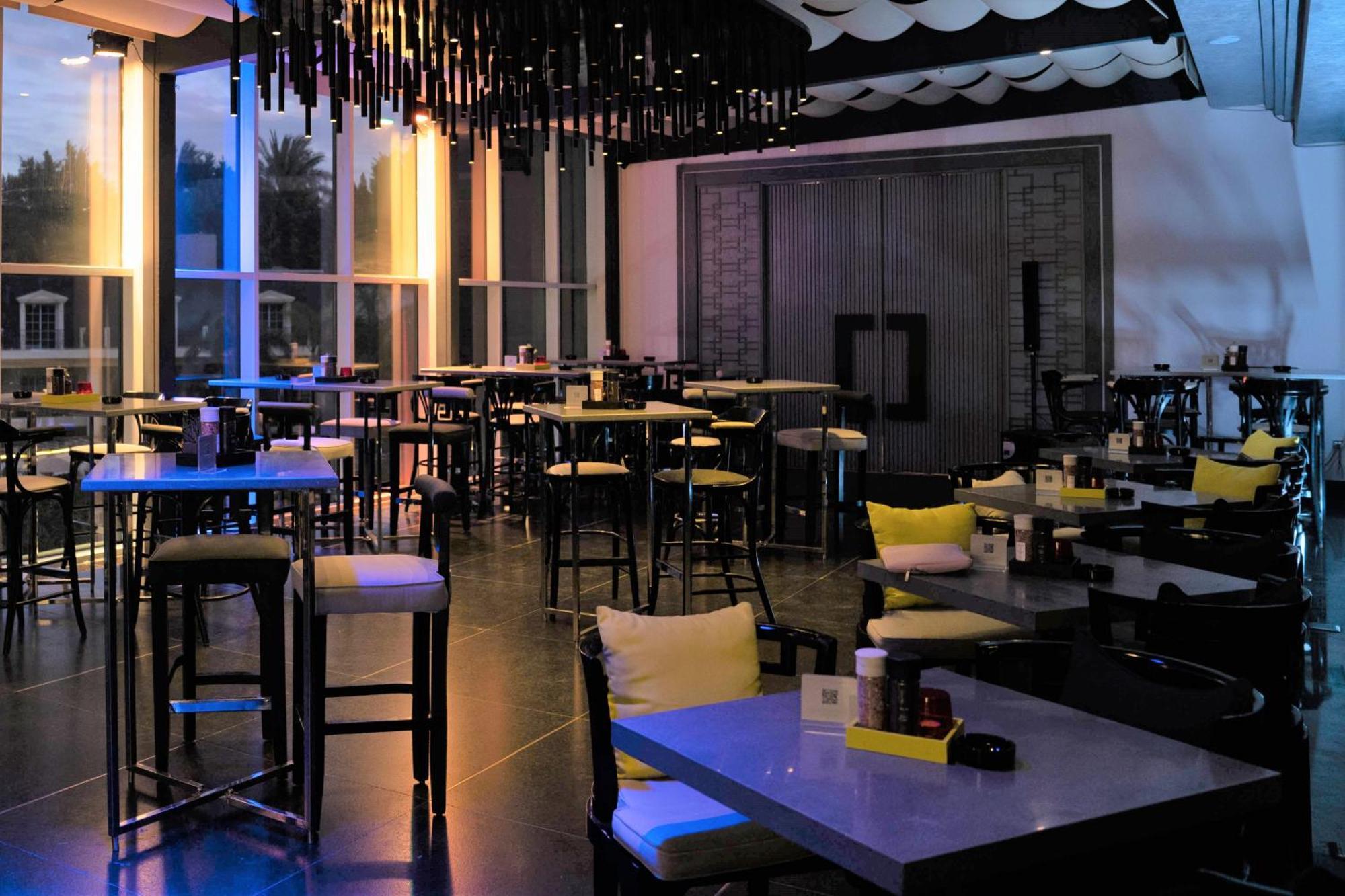 ルネッサンス カイロ ミラージュ シティ ホテル エクステリア 写真 The interior of the bar