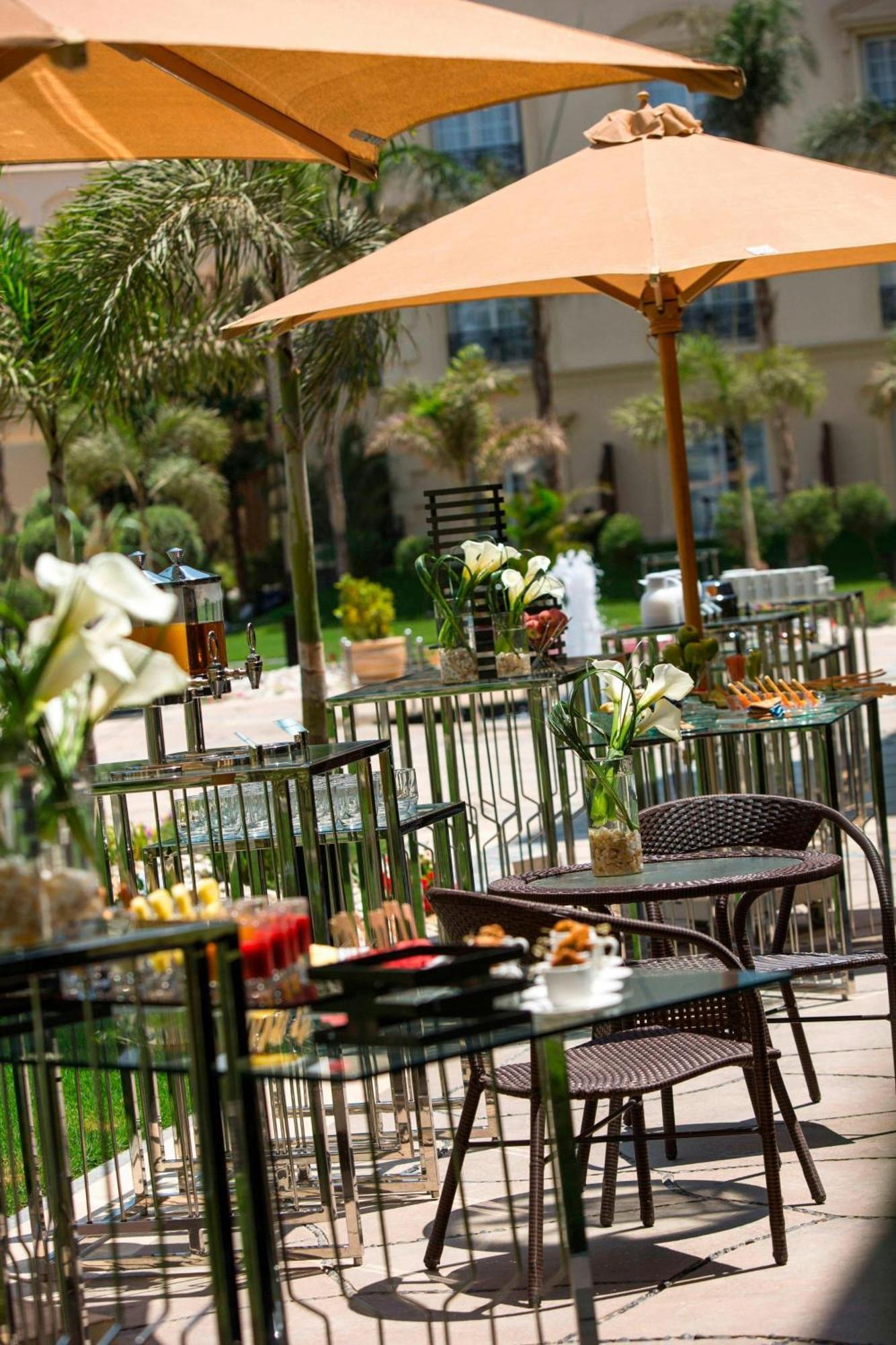 ルネッサンス カイロ ミラージュ シティ ホテル エクステリア 写真 The hotel's outdoor café