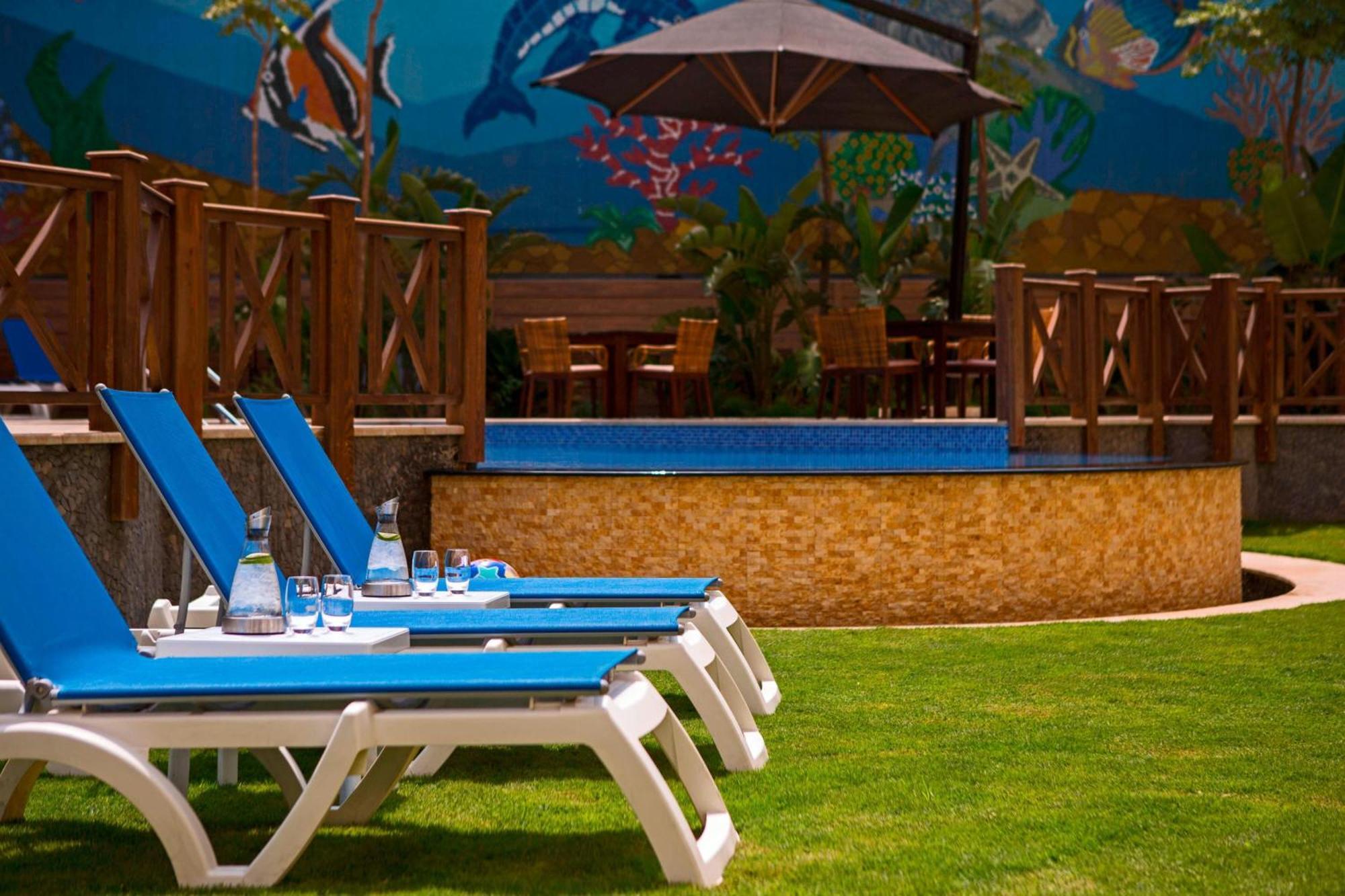 ルネッサンス カイロ ミラージュ シティ ホテル エクステリア 写真 The pool at the hotel