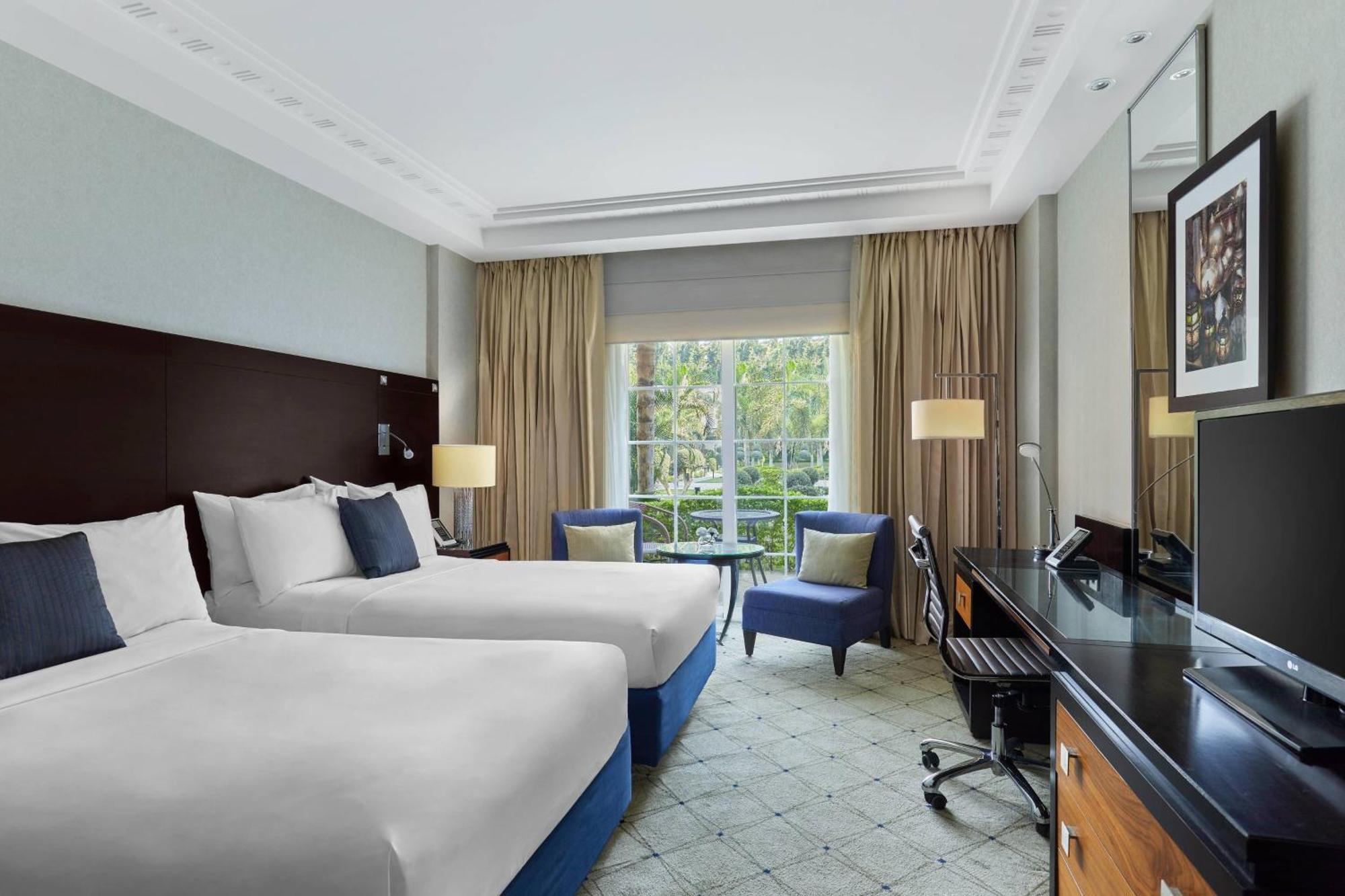 ルネッサンス カイロ ミラージュ シティ ホテル エクステリア 写真 A room at the hotel